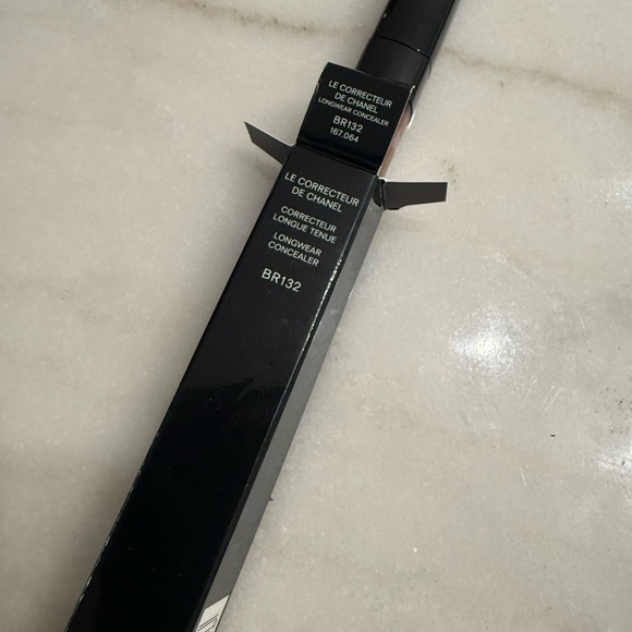 CHANEL Longwear Concealer - Rich Brown - Picture 2 of 4